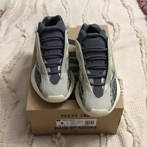 Adidas Yeezy 700 V3 like new size 6